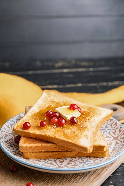 Pain Grillé Savoureux Avec Miel Beurre Des Baies Sur Assiette — Photo