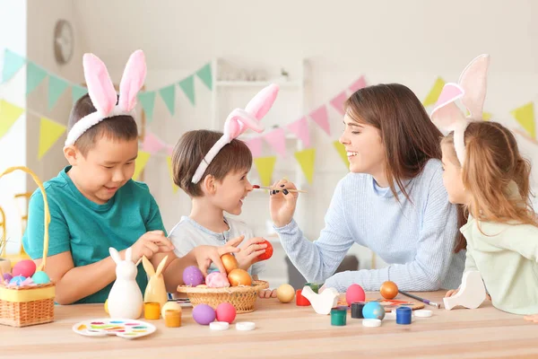 Malé Děti Matkou Malování Velikonoční Vejce Doma — Stock fotografie