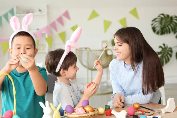 Little Children Mother Painting Easter Eggs Home — Stock Photo, Image