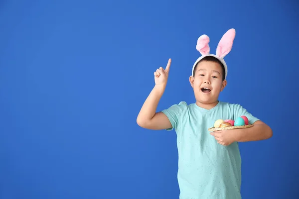 Kleine Asiatische Junge Mit Ostereiern Und Erhobenem Zeigefinger Auf Farbigem — Stockfoto