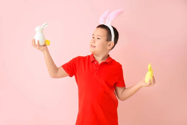 アジア系の男の子とイースターウサギの色の背景 — ストック写真