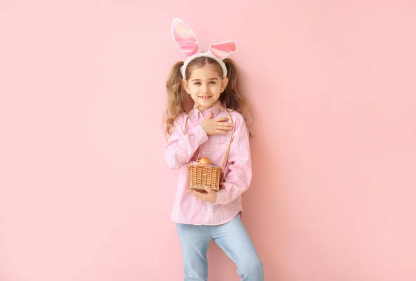 Klein Meisje Met Paaseieren Bunny Oren Kleur Achtergrond — Stockfoto