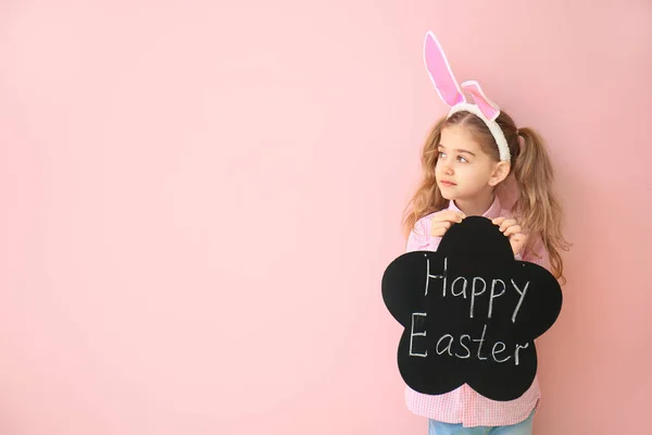 Маленька Дівчинка Тримає Клавіатуру Текстом Happy Easter Кольоровому Фоні — стокове фото