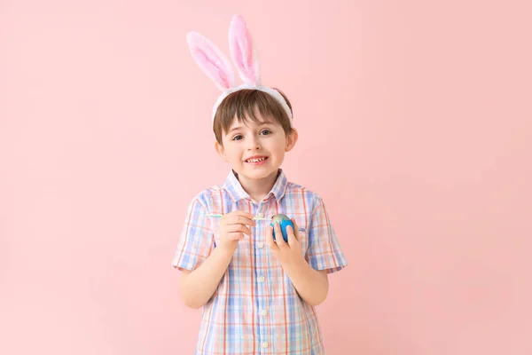 Menino Com Ovo Páscoa Escova Fundo Cor — Fotografia de Stock