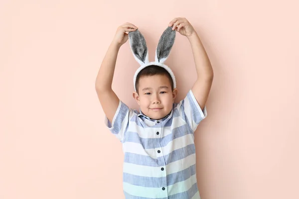 Renkli Kulakları Olan Küçük Asyalı Çocuk — Stok fotoğraf