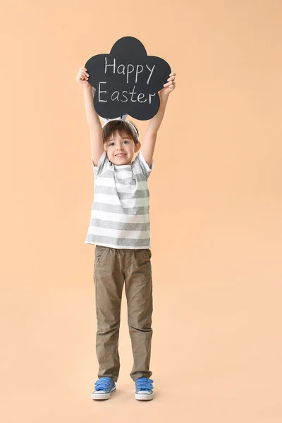 Kleine Jongen Met Krijtbord Met Tekst Happy Easter Kleur Achtergrond — Stockfoto