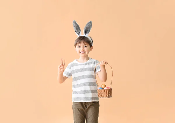 Paskalya Yumurtası Tavşan Kulaklı Küçük Çocuk Renk Arka Planında Zafer — Stok fotoğraf