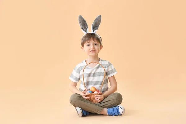 Paskalya Yumurtaları Renkli Kulakları Olan Küçük Bir Çocuk — Stok fotoğraf
