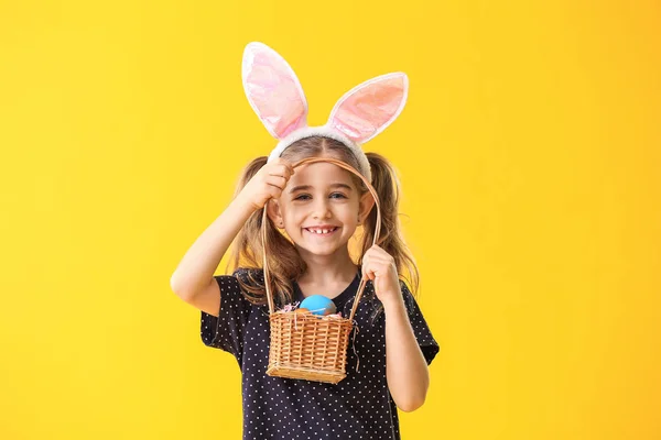 Menina Com Ovos Páscoa Orelhas Coelho Fundo Cor — Fotografia de Stock