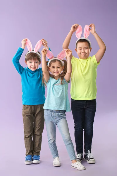 Kleine Kinder Mit Hasenohren Auf Farbigem Hintergrund — Stockfoto