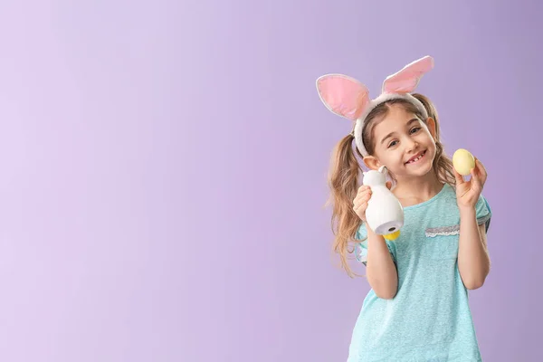 Kleines Mädchen Mit Osterei Und Hase Auf Farbigem Hintergrund — Stockfoto