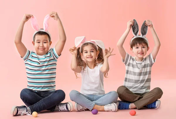 Renkli Arka Planda Paskalya Yumurtası Tavşan Kulakları Ile Küçük Çocuklar — Stok fotoğraf