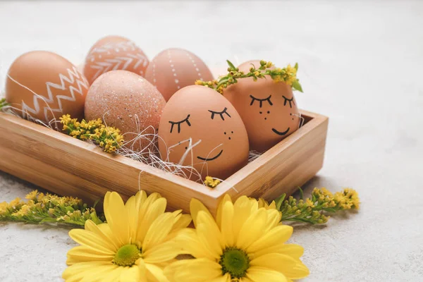 Güzel Paskalya Yumurtaları Çiçeklerle Dolu Bir Kutu — Stok fotoğraf