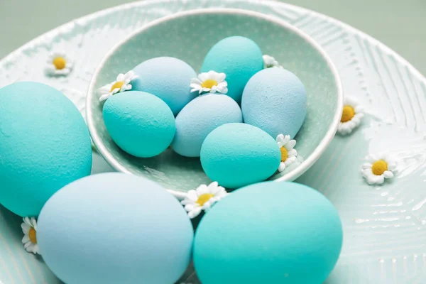 Assiette Avec Beaux Œufs Fleurs Pâques Gros Plan — Photo