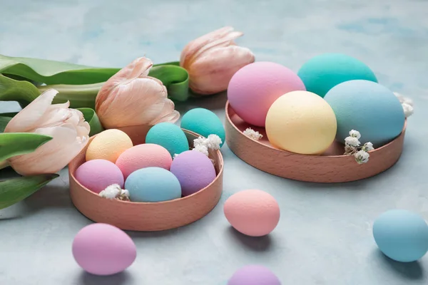 Gyönyörű Húsvéti Tojás Virágok Asztalon — Stock Fotó
