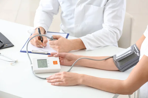 Arts Meten Van Bloeddruk Van Jonge Vrouw Kliniek — Stockfoto