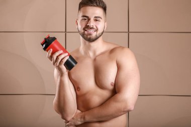 Renk arka plan üzerinde protein shake ile sportif adam