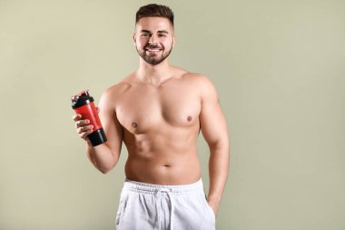 Renk arka plan üzerinde protein shake ile sportif adam