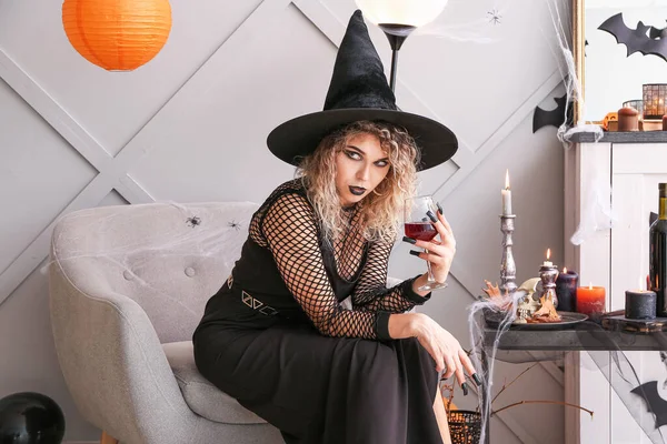 Hermosa Mujer Vestida Bruja Para Halloween Casa — Foto de Stock