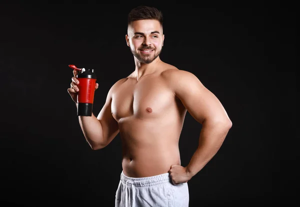 Hombre Deportivo Con Batido Proteínas Sobre Fondo Oscuro — Foto de Stock