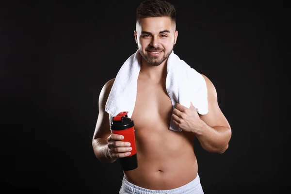 Sportig Man Med Proteinshake Mörk Bakgrund — Stockfoto