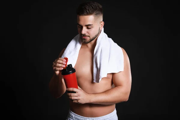 Sportlicher Mann Mit Proteinshake Auf Dunklem Hintergrund — Stockfoto