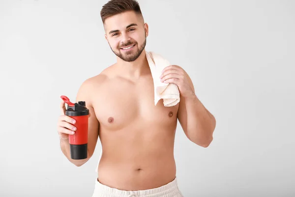 Sportig Man Med Protein Skaka Ljus Bakgrund — Stockfoto