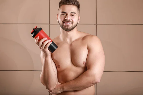 Sportlicher Mann Mit Proteinshake Auf Farbigem Hintergrund — Stockfoto