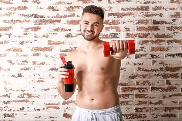 Hombre Deportivo Con Batido Proteínas Mancuerna Sobre Fondo Ladrillo — Foto de Stock