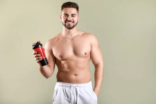 Sportig Man Med Proteinshake Färg Bakgrund — Stockfoto