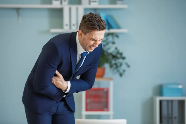 Joven Hombre Negocios Que Sufre Dolor Abdominal Oficina — Foto de Stock