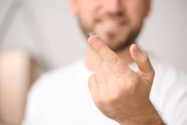 Junger Mann Mit Kontaktlinse Hause Nahaufnahme — Stockfoto