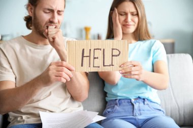 Evdeki endişeli genç çift.