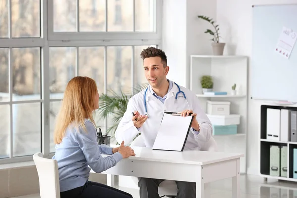 Mature Woman Visiting Male Cardiologist Clinic — Stock Photo, Image