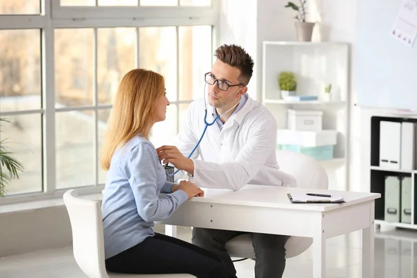 Male Cardiologist Examining Female Patient Clinic — Stock Photo, Image