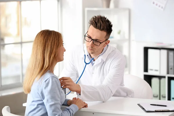 Male Cardiologist Examining Female Patient Clinic — Stock Photo, Image