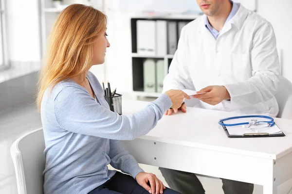 Mature Woman Visiting Male Cardiologist Clinic — Stock Photo, Image