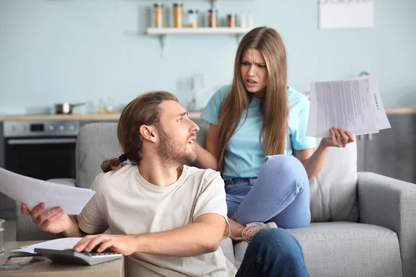 Preoccupato Giovane Coppia Debito Casa — Foto Stock