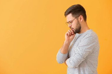 Renkli geçmişi olan endişeli genç bir adam.