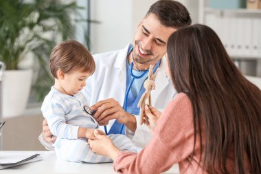 Küçük bebek li kadın klinikte çocuk doktorunu ziyaret etti
