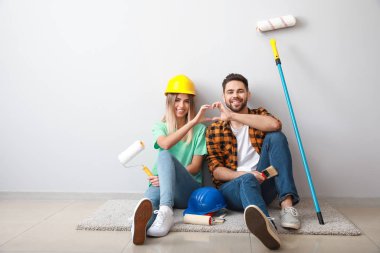 Mutlu genç çift yeni evlerinde dinleniyor.