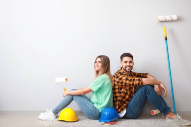 Mutlu genç çift yeni evlerinde dinleniyor.