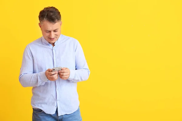 Volwassen Man Met Mobiele Telefoon Kleur Achtergrond — Stockfoto