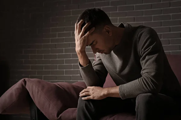 Κατάθλιψη Νεαρός Άνδρας Που Κάθεται Στον Καναπέ — Φωτογραφία Αρχείου