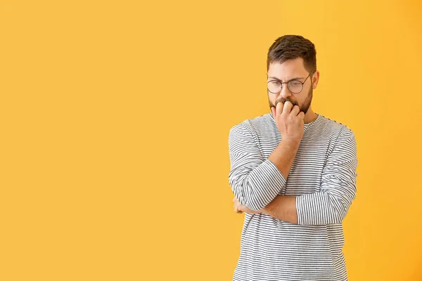 色の背景に心配若い男 — ストック写真