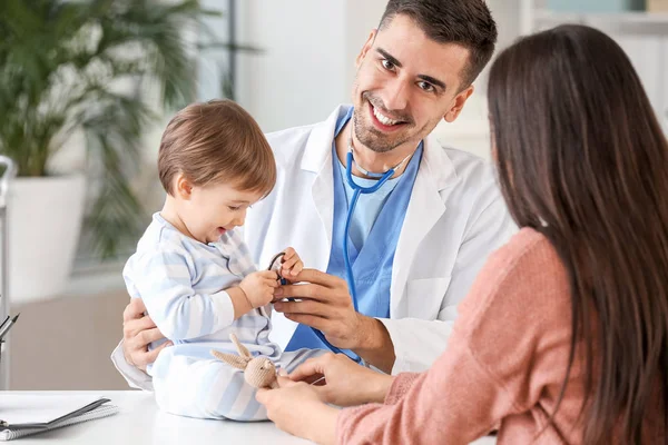 Kisbaba Látogatás Gyermekgyógyász Klinikán — Stock Fotó