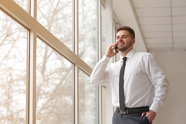 Young Businessman Talking Mobile Phone Office — Stock Photo, Image