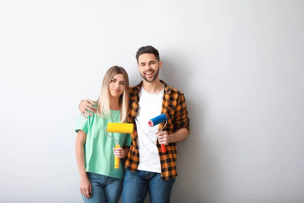 Young Couple Paint Rollers Light Wall New Apartment — Stock Photo, Image