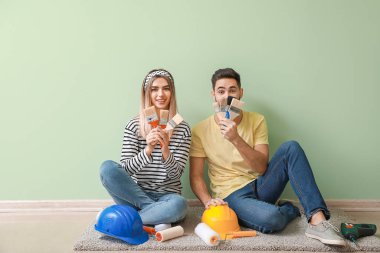 Mutlu genç çift yeni evlerinde dinleniyor.