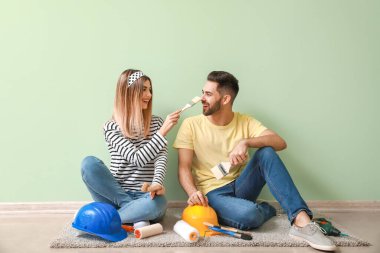 Mutlu genç çift yeni evlerinde dinleniyor.